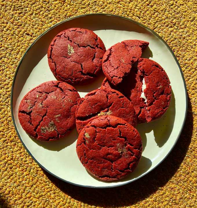 stuffed-red-velvet-cookies-1.jpeg